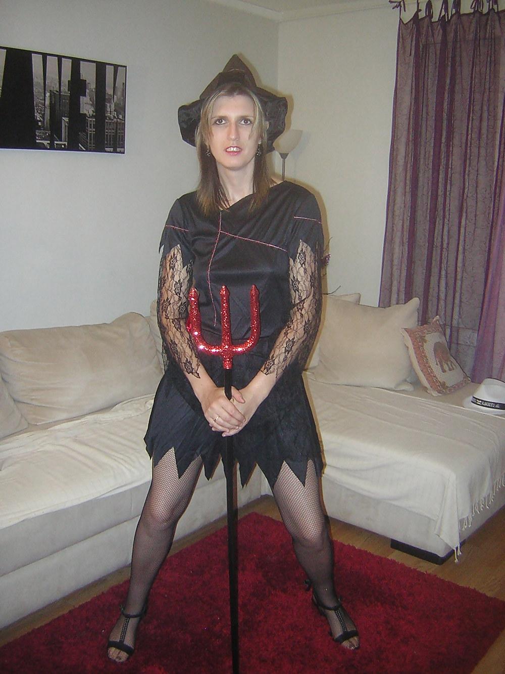 16P French amateur in sexy witch dress halloween
