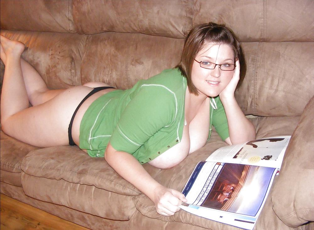 25P Amateur Preggo showing it all