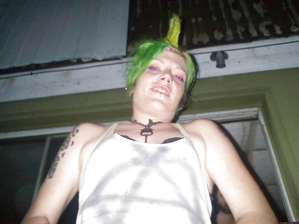 25P Amateur Skinhead Girl