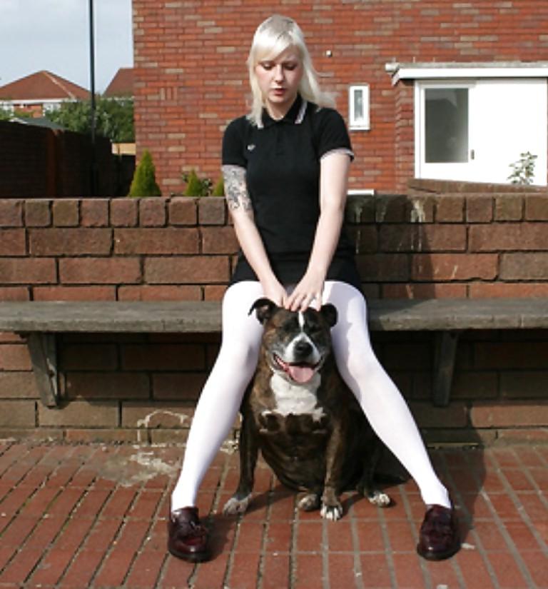 25P Amateur Skinhead Girl