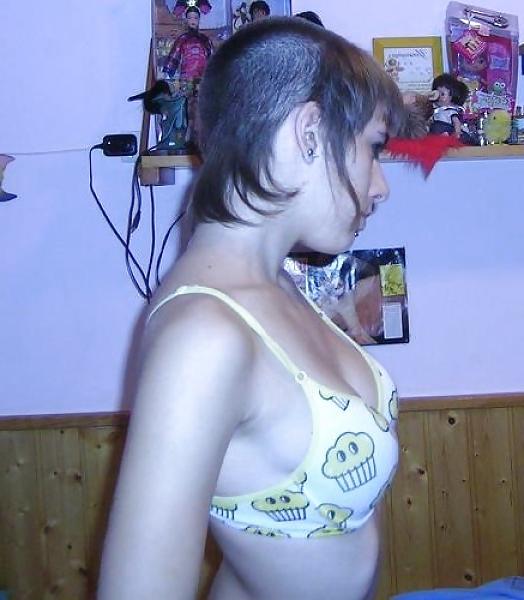 25P Amateur Skinhead Girl