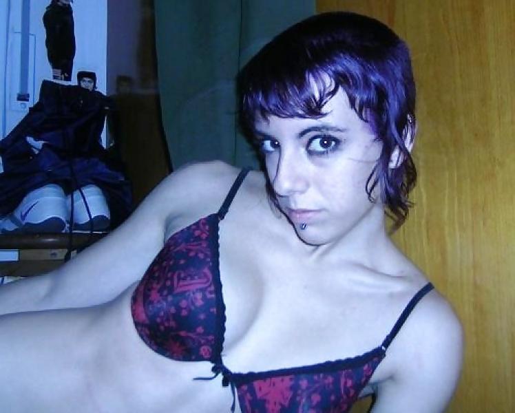 25P Amateur Skinhead Girl