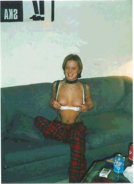 25P Amateur Skinhead Girl