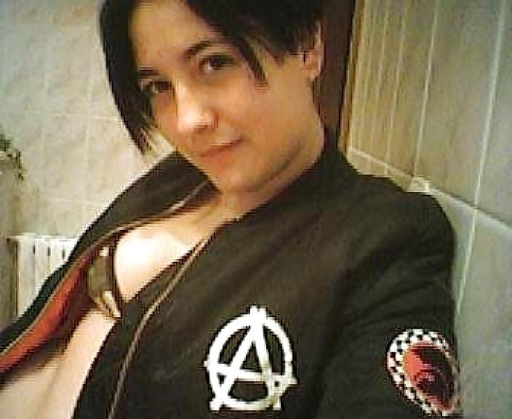 25P Amateur Skinhead Girl