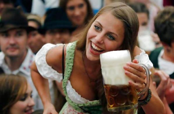 25P Amateur girls in dirndl