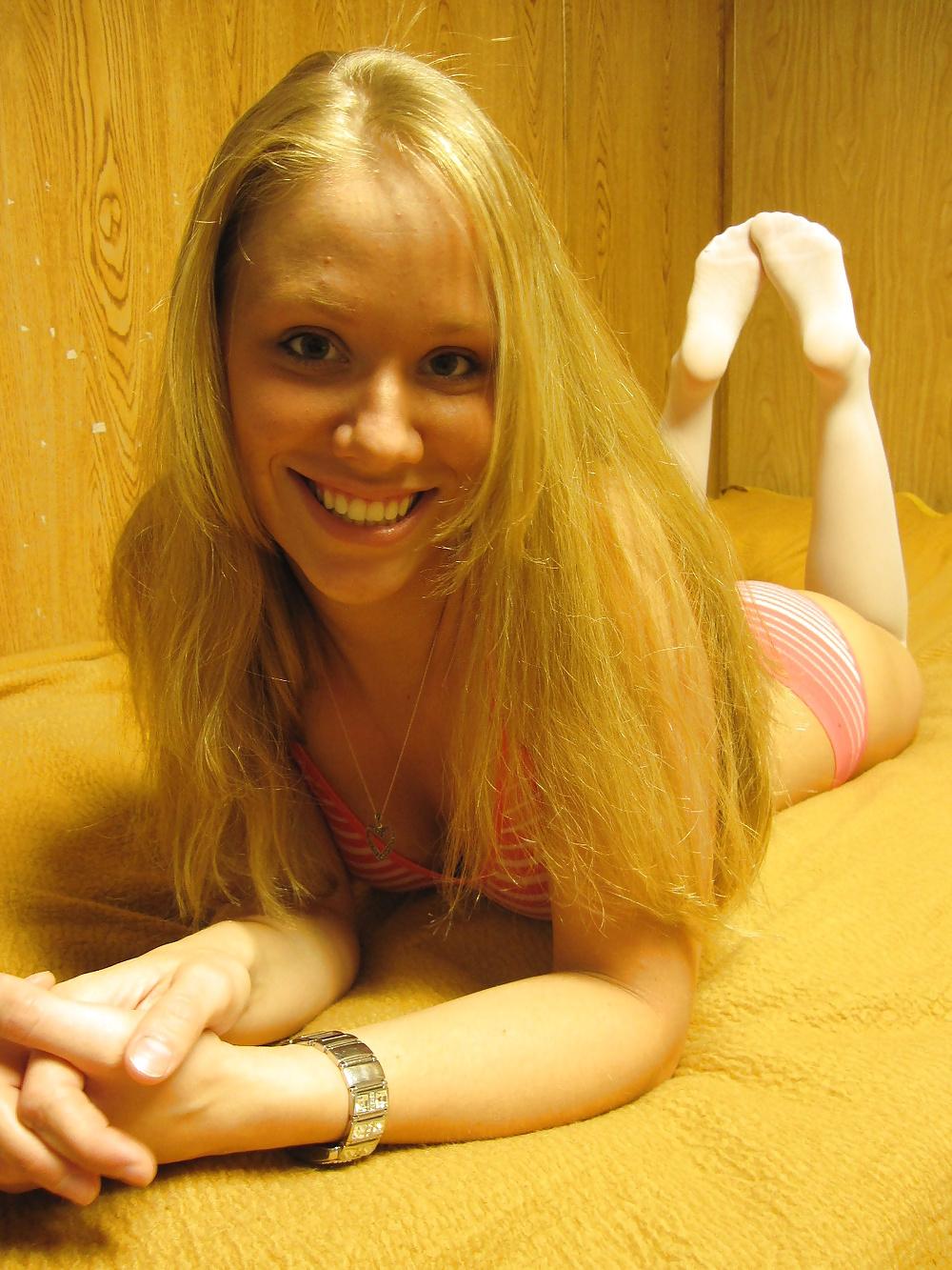25P Amateur babe has amazing soles