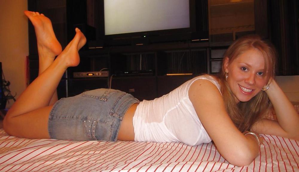 25P Amateur babe has amazing soles
