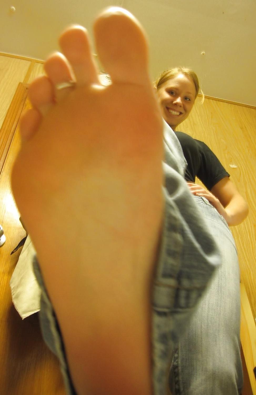 25P Amateur babe has amazing soles