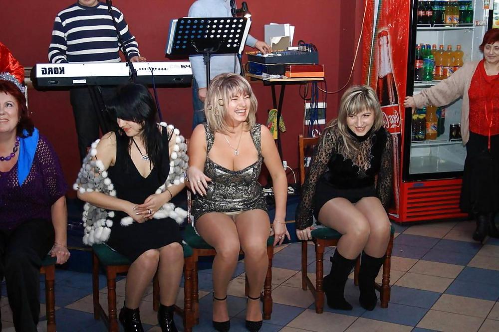 25P Amateur ladies in pantyhose-are you looking up my skirt? 