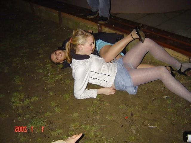 25P Amateur ladies in pantyhose-are you looking up my skirt? 
