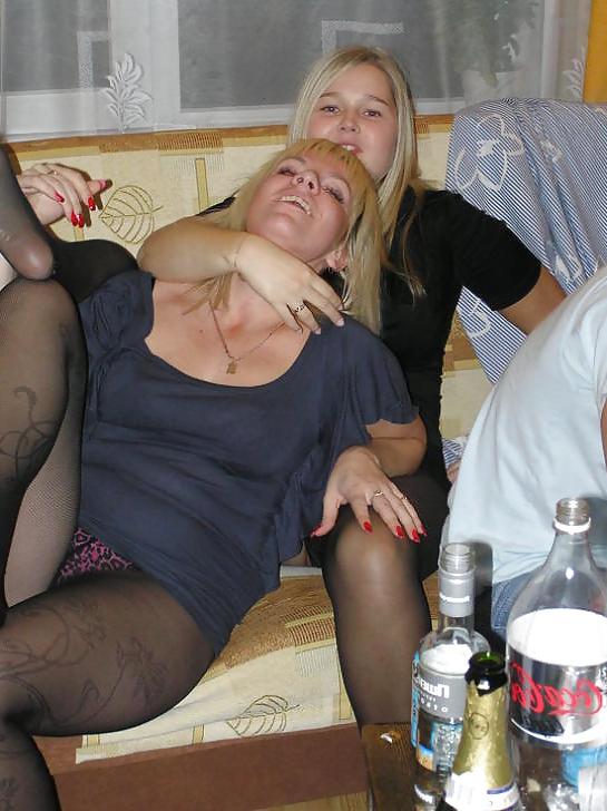 25P Amateur ladies in pantyhose-are you looking up my skirt? 