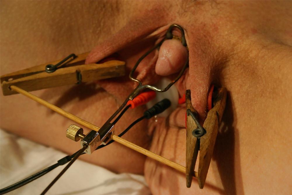 25P Amateur female electrostimulation. Estim. E-stim.