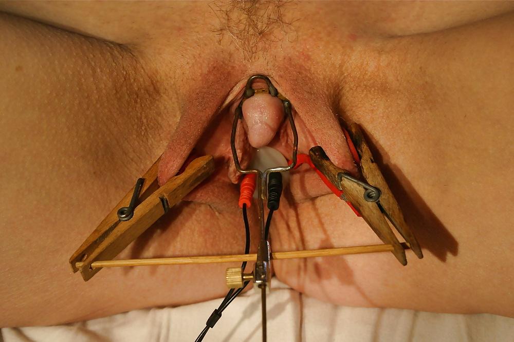 25P Amateur female electrostimulation. Estim. E-stim.