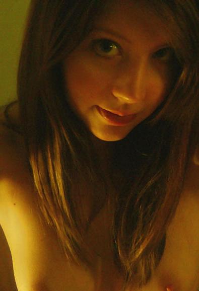 25P Amateur Redhead Kate Likes Take Sexy Nudes