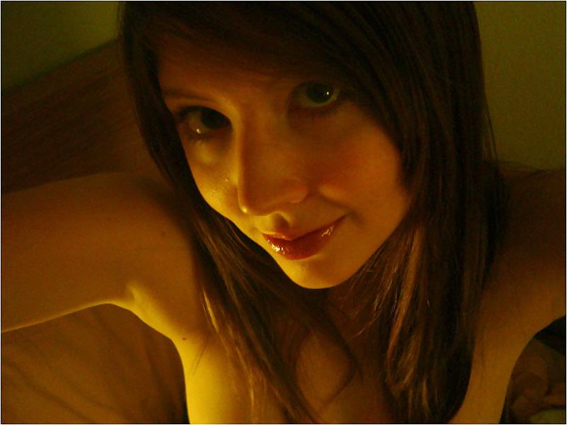 25P Amateur Redhead Kate Likes Take Sexy Nudes