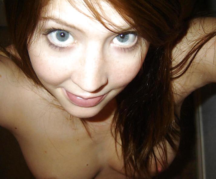 25P Amateur Redhead Kate Likes Take Sexy Nudes
