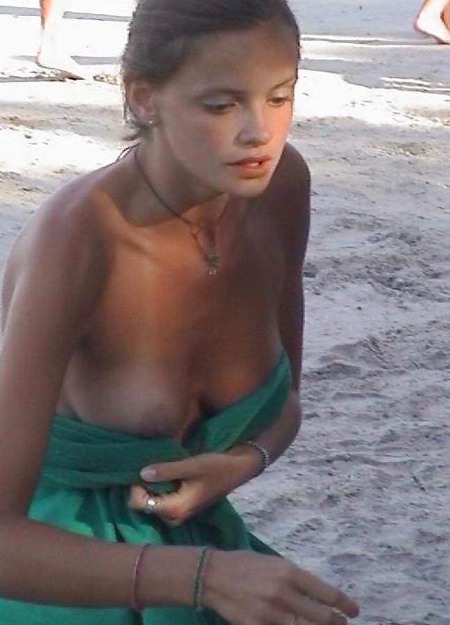 25P Amateur Down Blouse babes