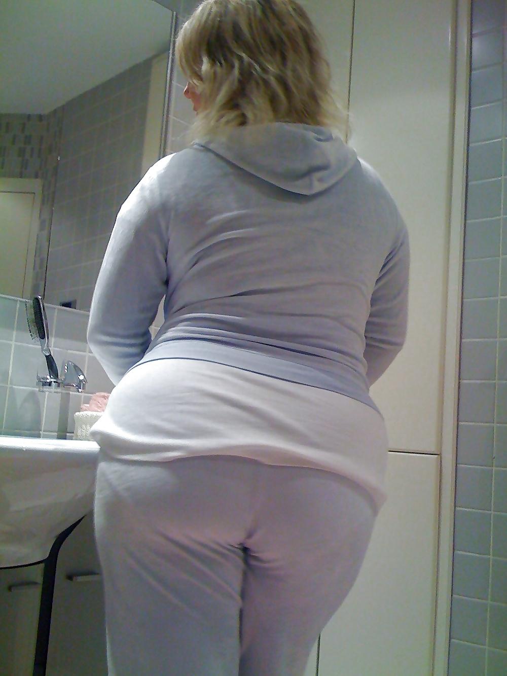 24P amateur wifes spread showing ass pt.2