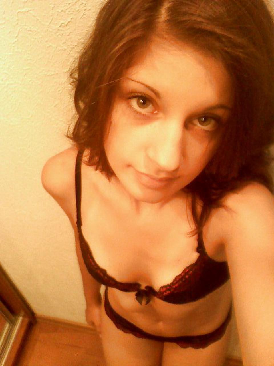 25P Amateur Horny Young Babe SelfShot SeT - (SiMoN1988)
