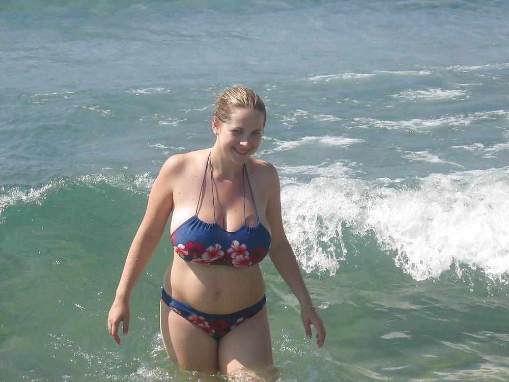 25P Chubby amateur in swimsuit