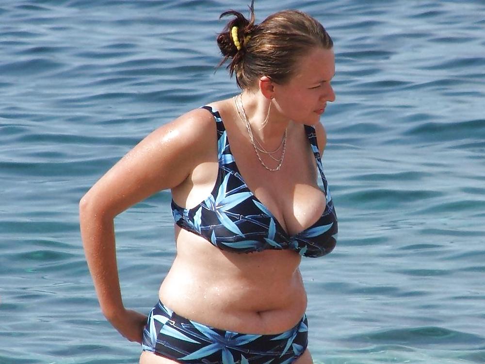 25P Chubby amateur in swimsuit