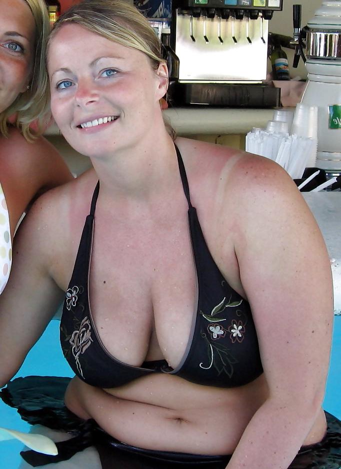 25P Chubby amateur in swimsuit