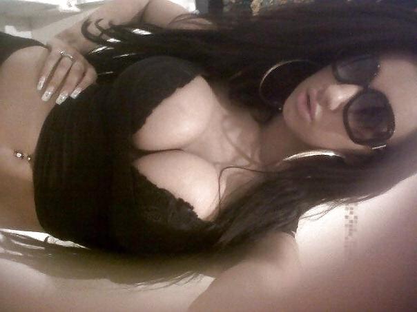 25P Busty amateur babes.