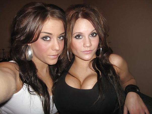 25P Busty amateur babes.