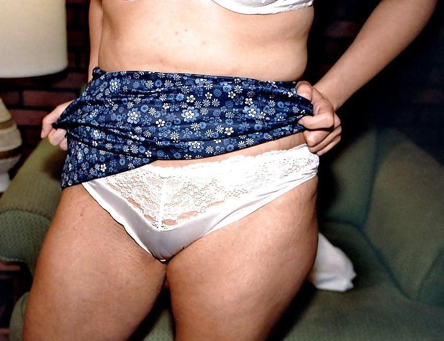 12P PANTIES-WIVES amateur mature outdoor - reife Frauen im Slip