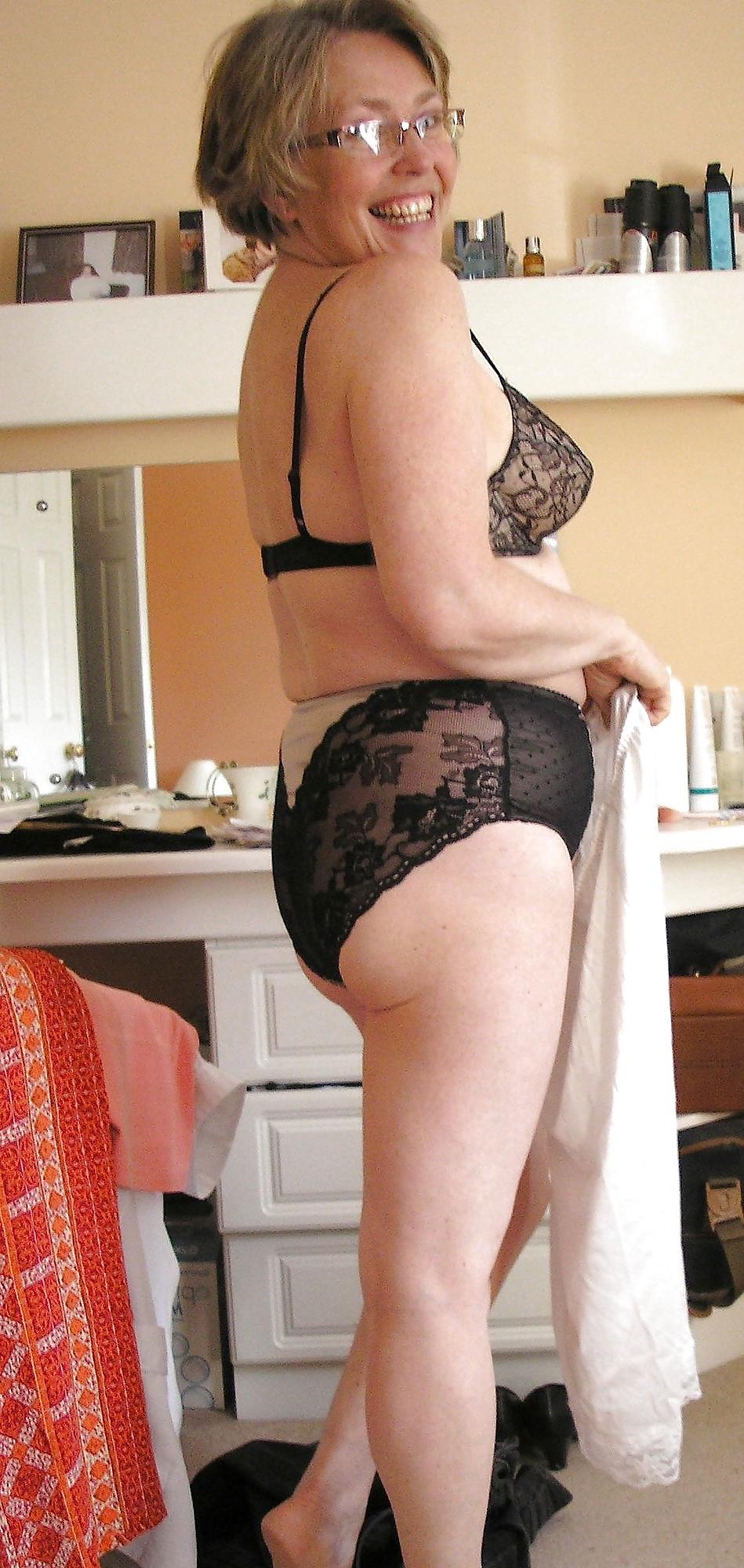 12P PANTIES-WIVES amateur mature outdoor - reife Frauen im Slip