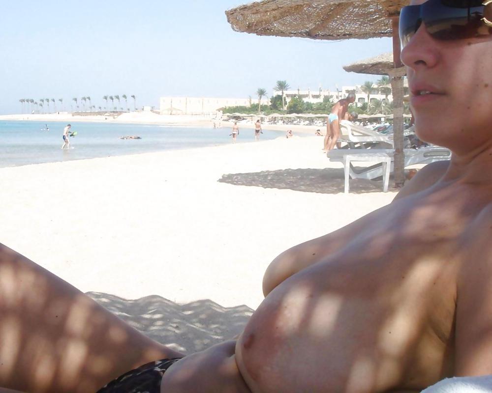 25P Sexy Brunette Amateur MILF Posing On The Beach and Indoors