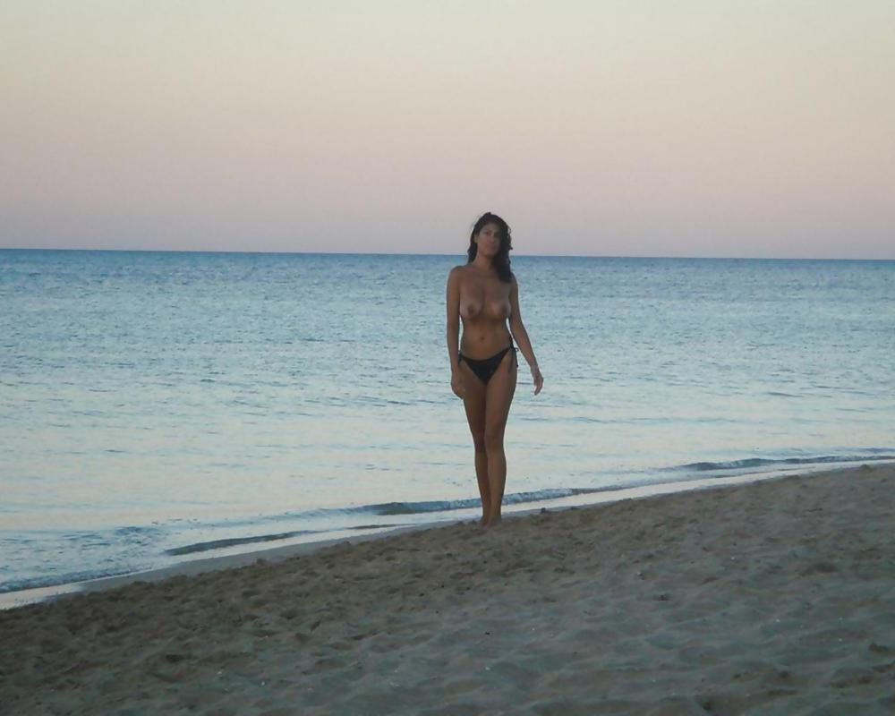 25P Sexy Brunette Amateur MILF Posing On The Beach and Indoors