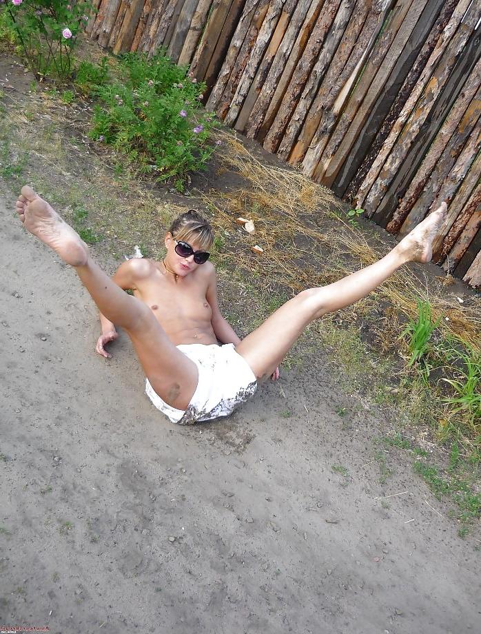 25P Amateur Teen Naked outdoor