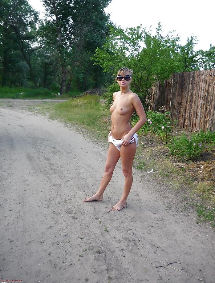 25P Amateur Teen Naked outdoor