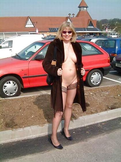 25P Amateur mature ladies pose in nylons
