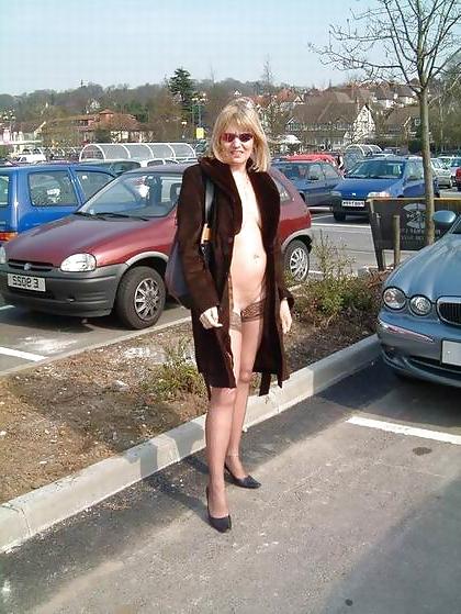 25P Amateur mature ladies pose in nylons