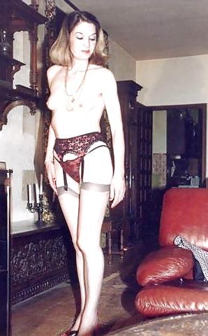 25P Amateur mature ladies pose in nylons