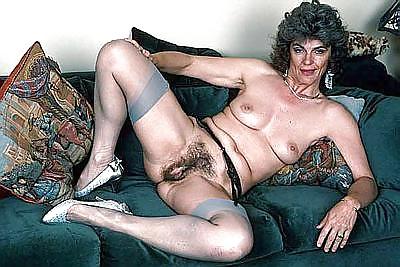 25P Amateur mature ladies pose in nylons