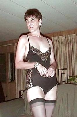 25P Amateur mature ladies pose in nylons