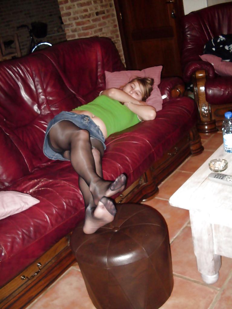 25P Amateur girl in pantyhose