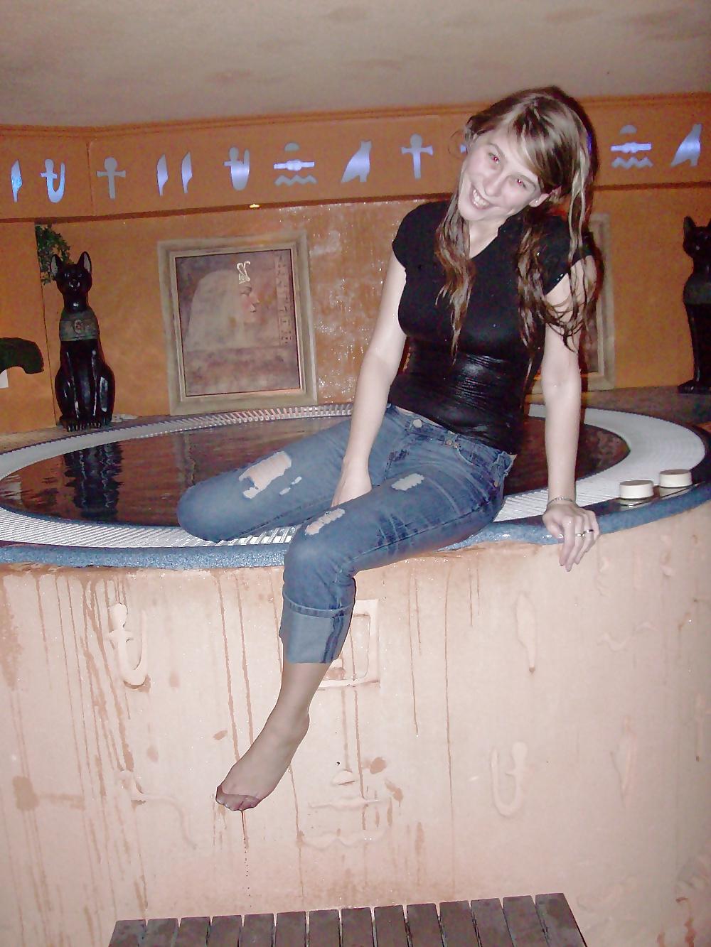 25P Amateur girl in pantyhose