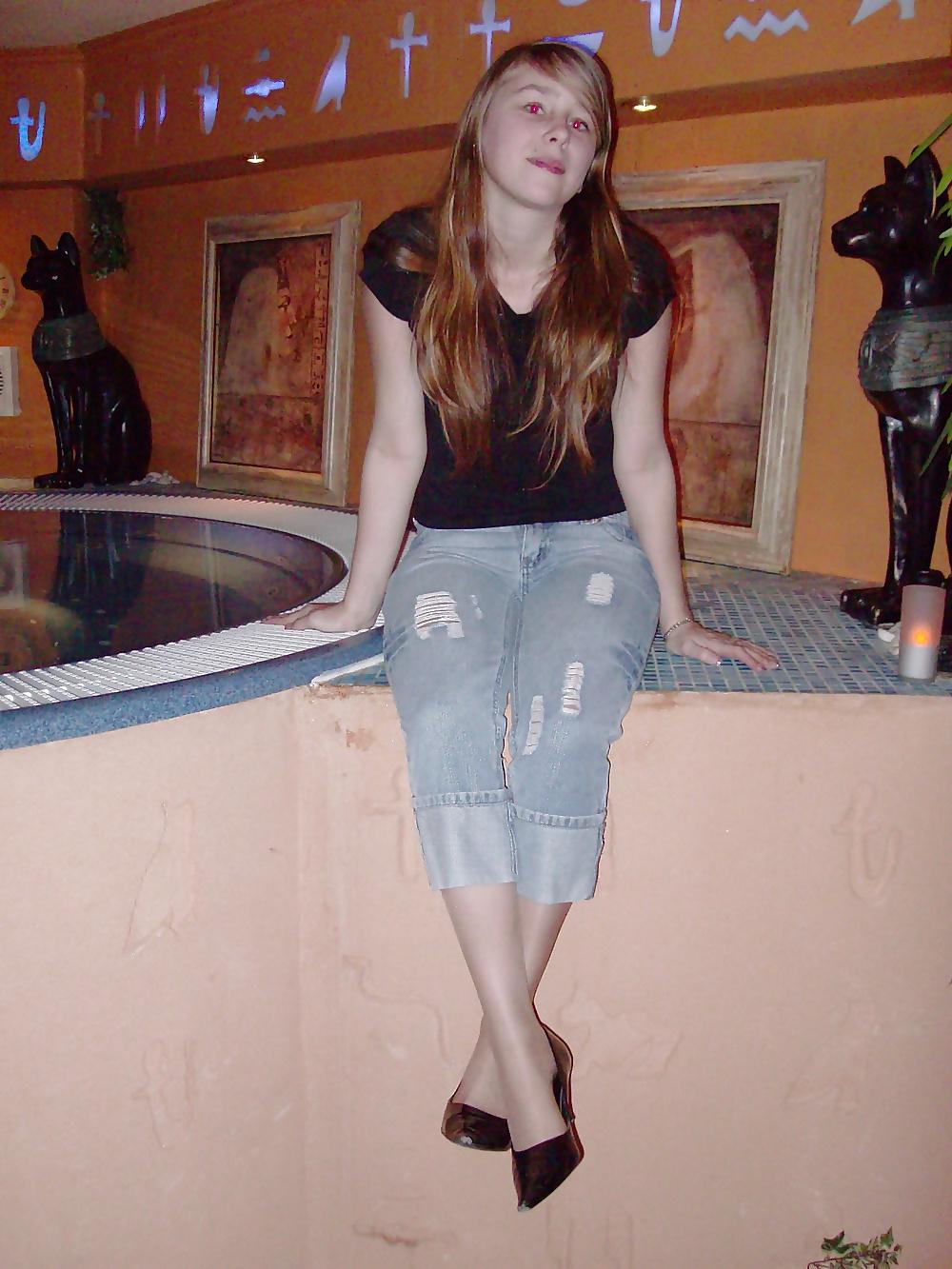 25P Amateur girl in pantyhose