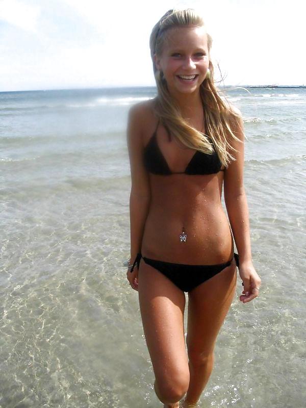 25P Amateur Teens on the Beach 