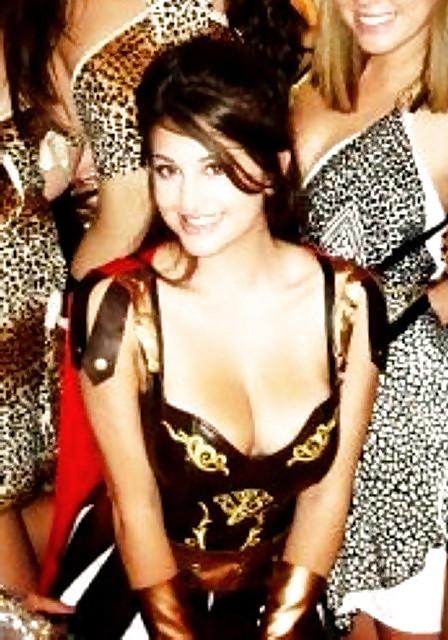 25P Beautiful Busty Amateur Brunette Gallery