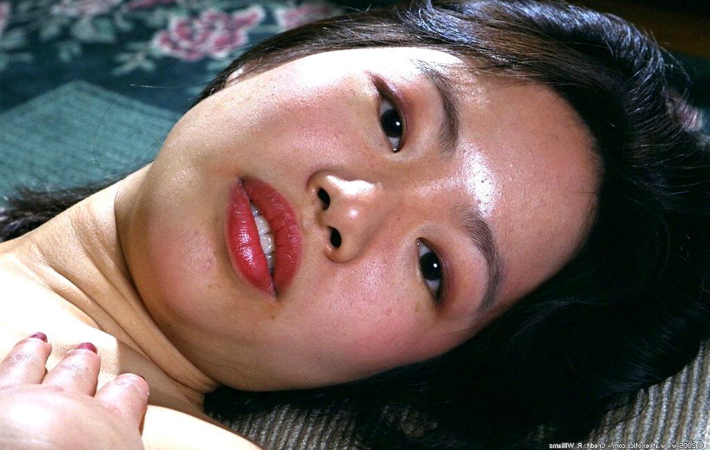 16P Amateur-Asiatin mit kleinen Titten spreizt ihre haarige Vagina in Strümpfen