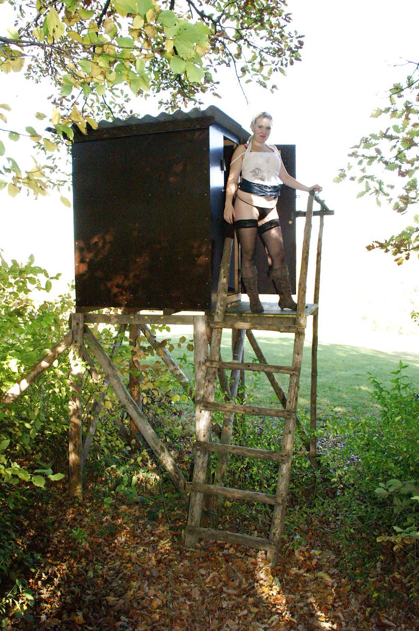 12P Chubby amateur European Mausibutz gives blowjob & rides cowgirl in treehouse