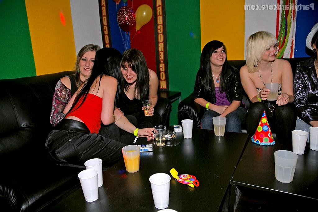 16P Cock starving gals showing off their blowjob skills at the drunk party