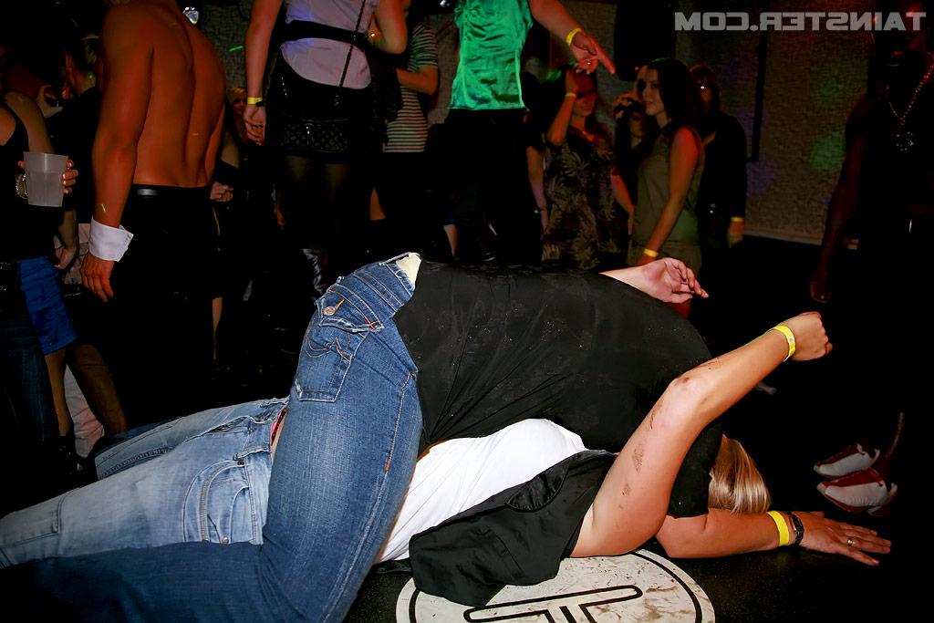 16P Lewd amateurs going crazy and getting naughty at the CFNM party