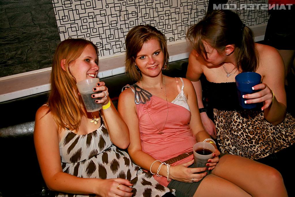 16P Lewd amateurs going crazy and getting naughty at the CFNM party