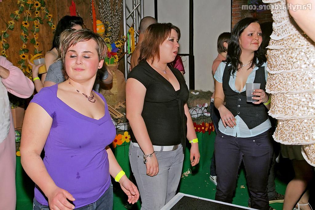 16P Lecherous amateur chicks showing off their blowjob skills at the club party